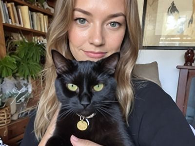 I Came Across a Cat with an ID Tag in My Garden — After Calling the Number, I Turned Down $100,000, but Found Happiness