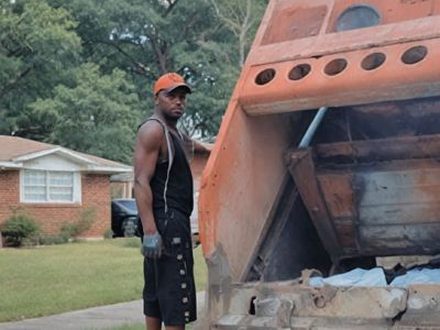 HE RETURNED HER TRASH CAN EVERY WEEK—BUT TODAY, SOMETHING WAS DIFFERENT