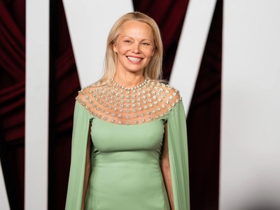 Pamela Anderson calls 'Naked Gun' co-star Liam Neeson 'the ...