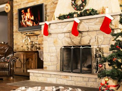 Neighbor Hired My Daughter to Take Down Christmas Decorations in Her Mansion but
Refused to Pay – So I Stood up for My Child