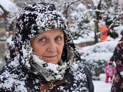 On My Way to Work, I Found an Elderly Woman Almost Frozen in a Snowdrift Near My House – What She Gave Me Changed Everything